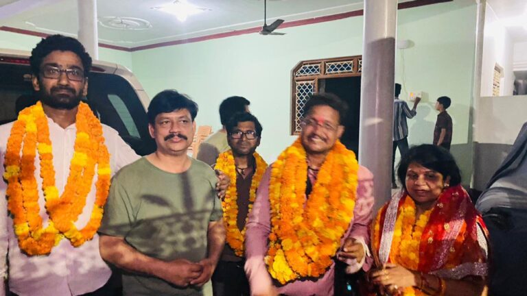 जौनपुर नगर पालिका के वार्ड नंबर 13 से सभासद हॉट सीट से निर्दलीय प्रत्याशी ने भाजपा प्रत्याशी को भारी अंतर से हराकर लहराया अपना परचम।