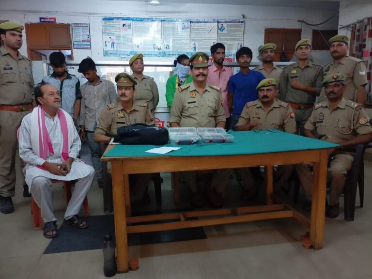 अनपरा पुलिस ने चोरों के एक बड़े गिरोह का किया पर्दाफाश, महिला सहित 05 चोरों को किया गया गिरफ्तार।