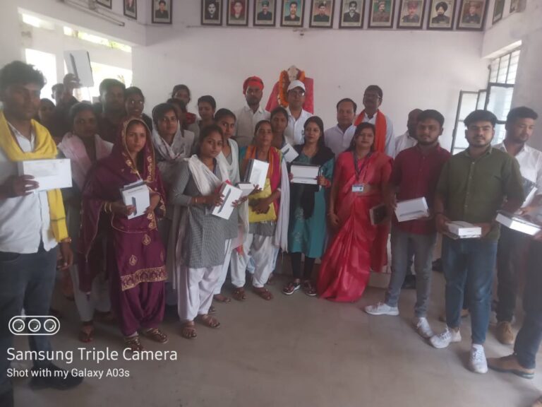 भाऊराव देवरस स्नातकोत्तर महाविद्यालय दुद्धी में 138 छात्र छात्राओं को टैबलेट वितरण किया गया।