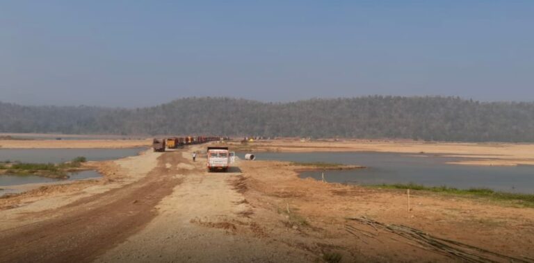 नदी की धारा रोक , बालू खनन , सरकार की कार्यप्रणाली पर सवाल।