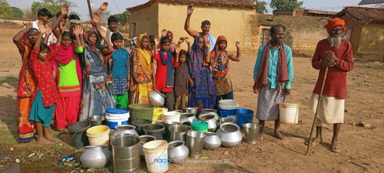 पानी के लिए तरसते लोग, नहीं मिल रहा पीने को पानी।