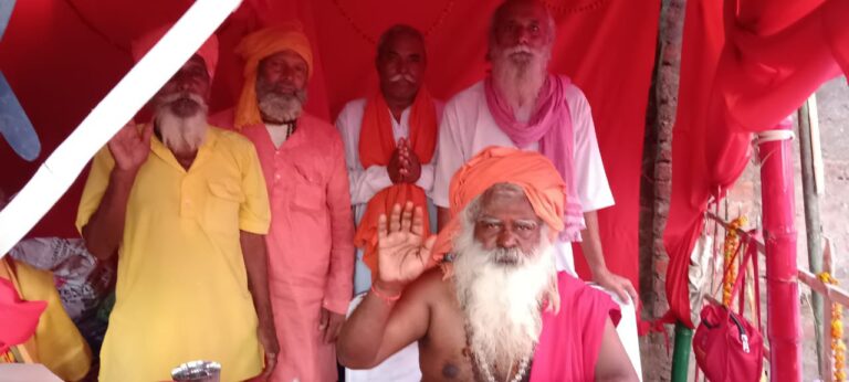 विराट रुद्र महायज्ञ में दी जा रही जड़ी बूटियों की आहुति।