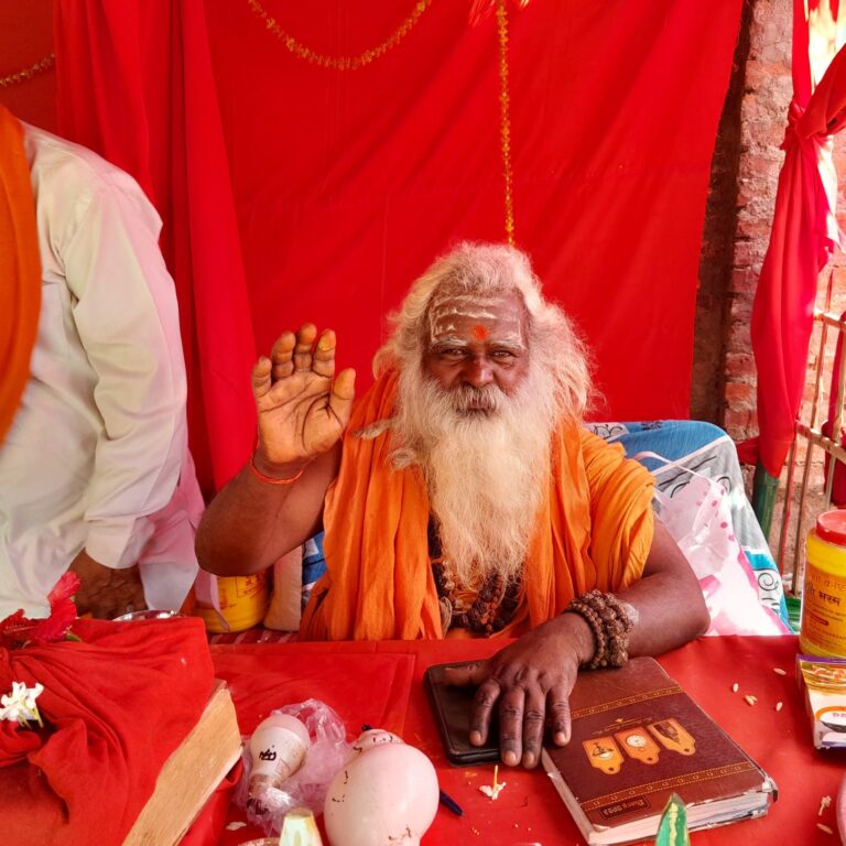 श्रद्धालुओं ने किया शिवजी का अभिषेक।