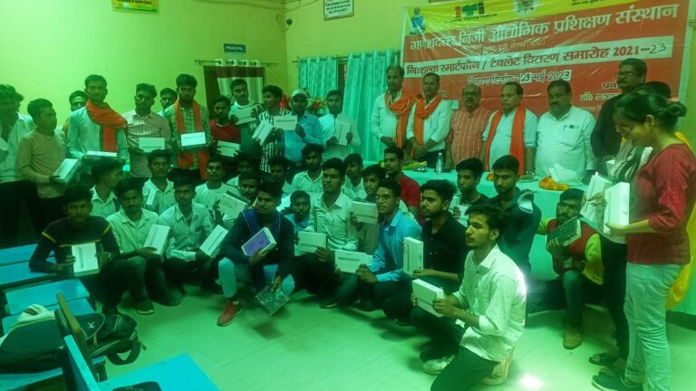 स्मार्टफोन टैबलेट का सदुपयोग प्रतिभा का परिष्करणकर देश प्रदेश का करें युवा नाम रौशन – कमलेश मोहन चेयरमैन