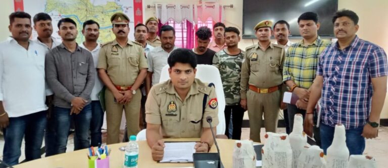 सोनभद्र: 03 अन्तरप्रांतीय शराब तस्कर गिरफ्तार, 02 वाहन से 1000 पेटी 1 करोड़ की अवैध अंग्रेजी शरा बरामद।
