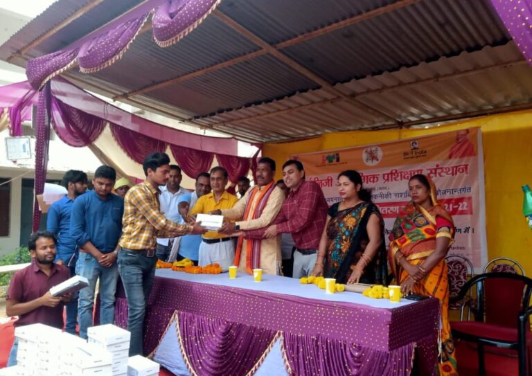 मॉडर्न आईटीआई पोलवा में 139 छात्रों को दुद्धी विधायक ने बांटे टैबलेट।