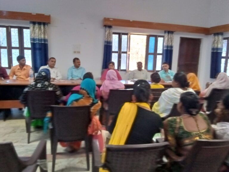 कैम्प के माध्यम से जनमानस को जागरूक करते हुए जिला समन्वयक- सीमा द्विवेदी