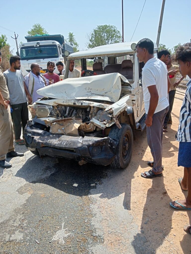 बस व बोलेरो की आमने सामने जोरदार भिड़ंत, एक की मौत एक घायल