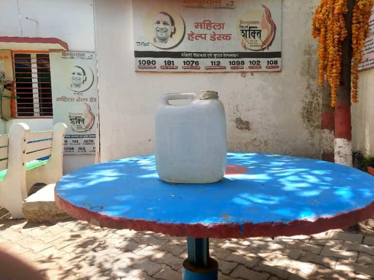 दस लीटर शराब के साथ महिला को पुलिस ने किया चालान