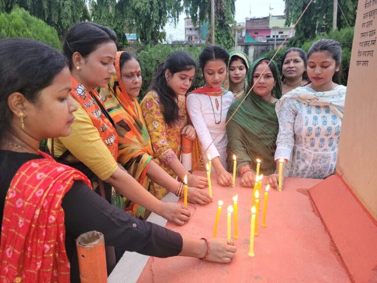 ओडिशा ट्रेन हादसे में मृत लोगों को दी श्रृद्धांजलिभाजपा नेता प्रिया सोनकर के नेतृत्व में शोक में जलाया गया कैंडिल