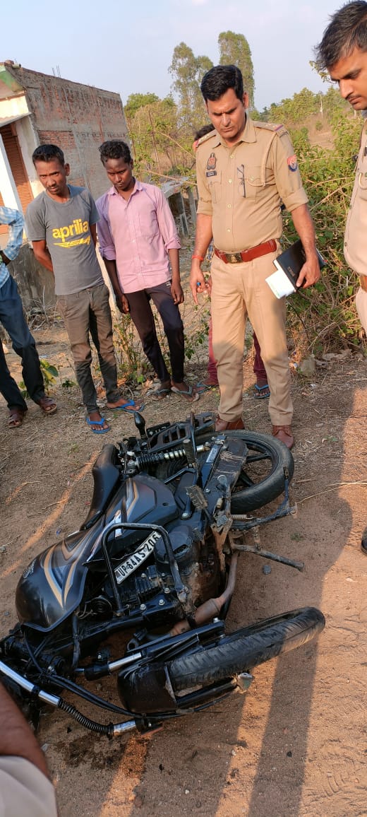 पोल से टकराकर बाइक सवार युवक की मौत,दूसरा गम्भीर रूप से घायल,रिफर