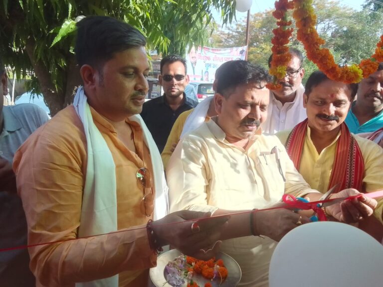 अमृत धारा कार्यक्रम के अंतर्गत निः शुल्क शीतल प्याऊ का प्रभारी मंत्री श्री रविन्द्र जायसवाल ने किया उद्घाटन