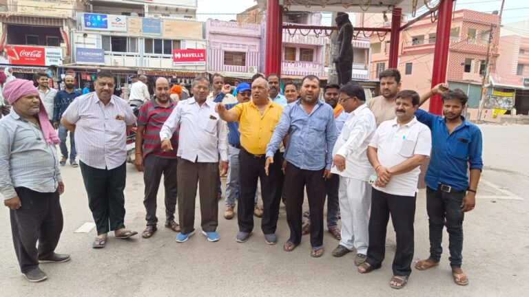 बेतहाशा बिजली कटौती से आजिज आकर व्यापार मंडल ने प्रदर्शन कर की नारेबाजी,जताया आक्रोश