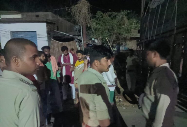 अनियंत्रित होकर बाइक सवार ने खड़ी ट्रक में मारी टक्कर एक की मौत तीन गंभीर