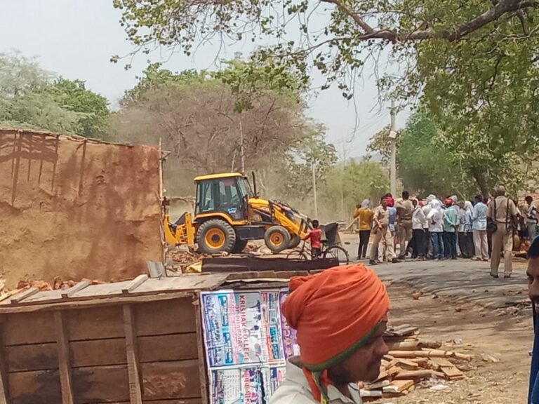 अवैध अतिक्रमण कर बनाई गई झुग्गी झोपड़ियों पर चला विभाग का बुलडोजर