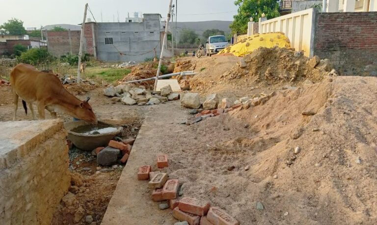 अर्ध नाली निर्माण को लेकर नगर वासियों में रोष