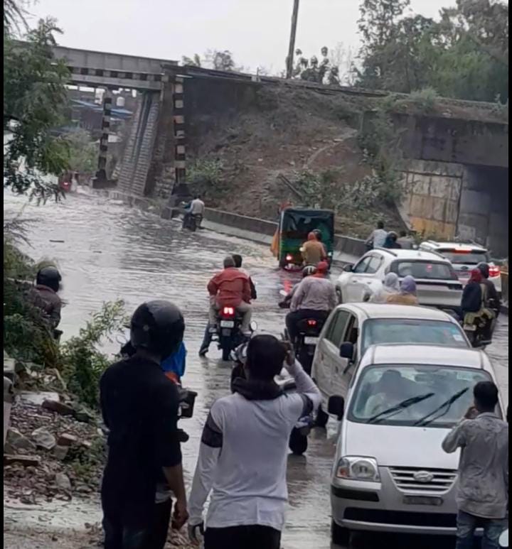पहली बारिश ने खुली नाली की सफाई की पोल, आवागमन हुआ बाधित