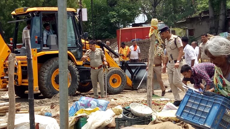 बड़ी कार्रवाई:-रेलवे प्रशासन ने स्थानीय पुलिस प्रशासन के साथ एक बार फिर उजाडी़ सब्जी मंडी