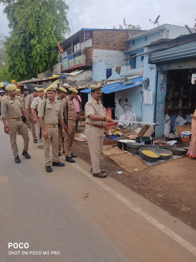 पटरी पर अतिक्रमण कर रहे दुकानदारों को पुलिस ने दी चेतावनी