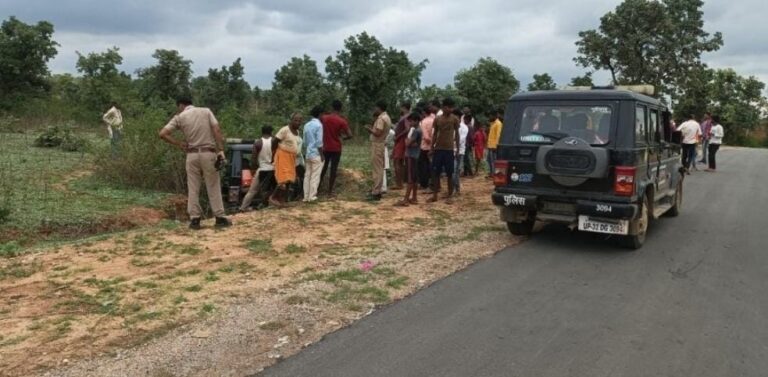 डायल 112 की गाड़ी टायर फटने से गढ्ढ़े में उतरी,बाल बाल बचे पुलिस कर्मी