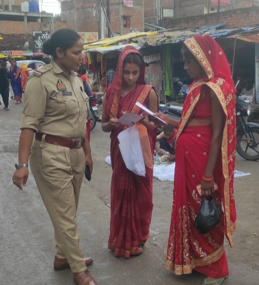 महिला थाना प्रभारी निरीक्षक सविता सरोज नें महिलाओं को जनजागरूक नगर भ्रमण कर किया