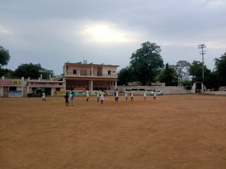 दुद्धी और चोपन के बीच मैत्रीपूर्ण फुटबाल मुकाबले में चोपन 4 गोल कर जीता।