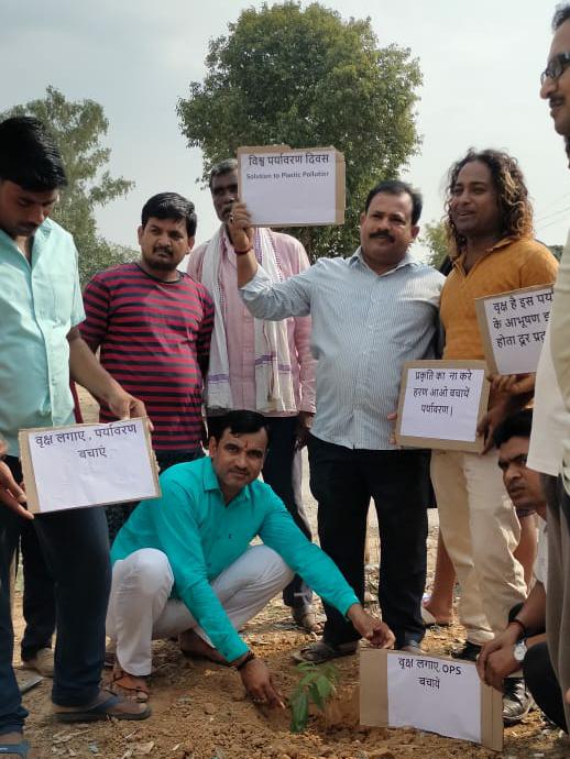 उत्तर प्रदेशीय प्राथमिक शिक्षक संघ ब्लाक चोपन ने विश्व पर्यावरण दिवस के उपलक्ष्य में वृक्ष लगाओ, OPS (पुरानी पेंशन) बचाओ का चलाया अभियान।