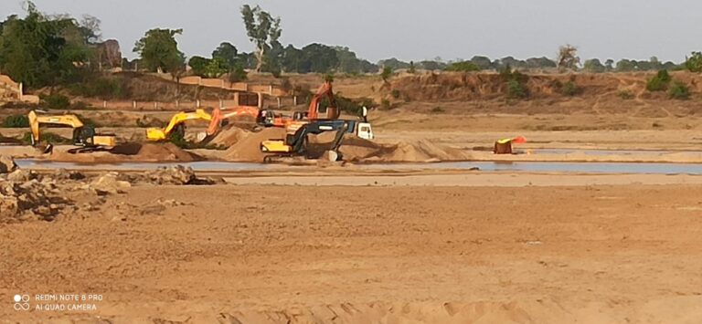 बिना परमिट कोरगी बालू साइट से निकाली जा रही बालू, लॉ एंड ऑर्डर ताक पर, दलालों की चांदी।
