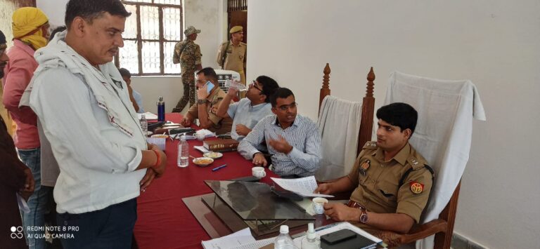 धूमा शौचालय घोटाले के अभियुक्तों की गिरफ्तारी को लेकर एसपी से मिलें ग्रामीण।