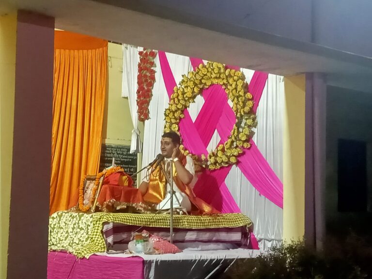 “हर सांस में हो सुमिरन तेरा, यूं न बीत जाए जीवन मेरा” – व्यास पीठ।  संगीतमय श्रीमद् भागवत कथा में झूमें भक्तगण।