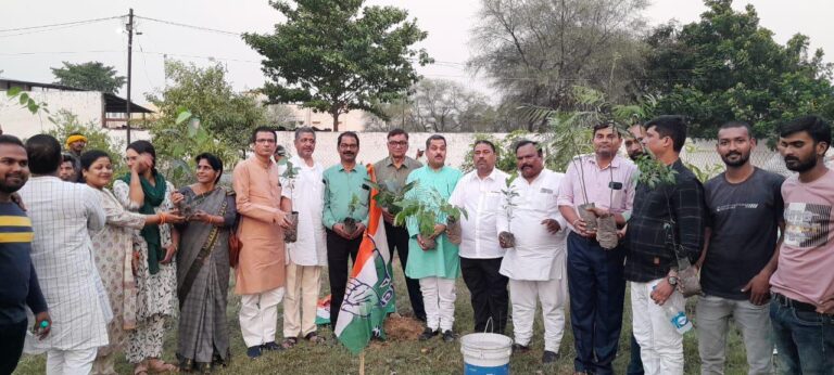 ज़िला कांग्रेस वन एवं पर्यावरण प्रकोष्ठ व जिला कांग्रेस ने अपने साथियों के साथ मिलकर, पेड़ लगाकर मनाया विश्व पर्यावरण दिवस।