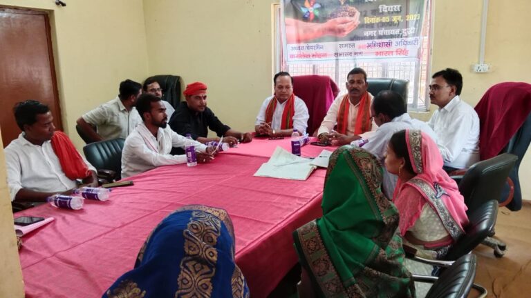 दुद्धी – विकास के पटरी पर दौड़ेगी नगर पंचायत के ट्रिपल इंजन की ट्रेन, नगर पंचायत की पहली बैठक।