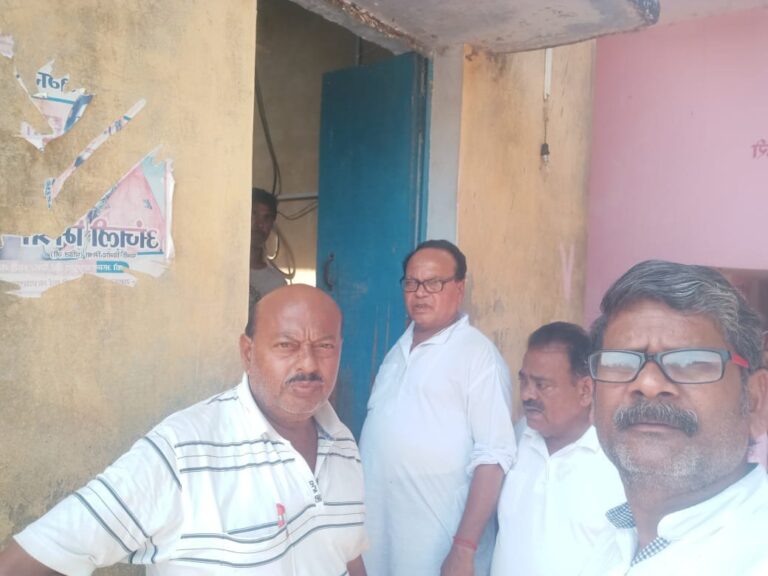रेलवे स्टेशन रोड पर पानी की सप्लाई बाधित, जनता की शिकायत पर चेयरमैन दुद्धी भाजपा कार्यकर्ता संग पहुंचे।