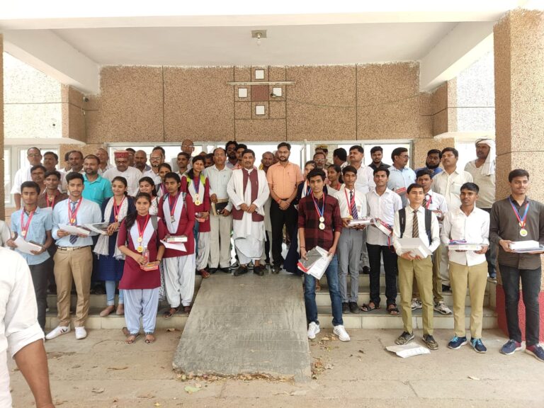 सांसद, एडीएम, व जिला विद्यालय निरीक्षक सोनभद्र ने 23 मेधावी छात्रों को ₹21000 व टैबलेट देकर सम्मानित किया गया।