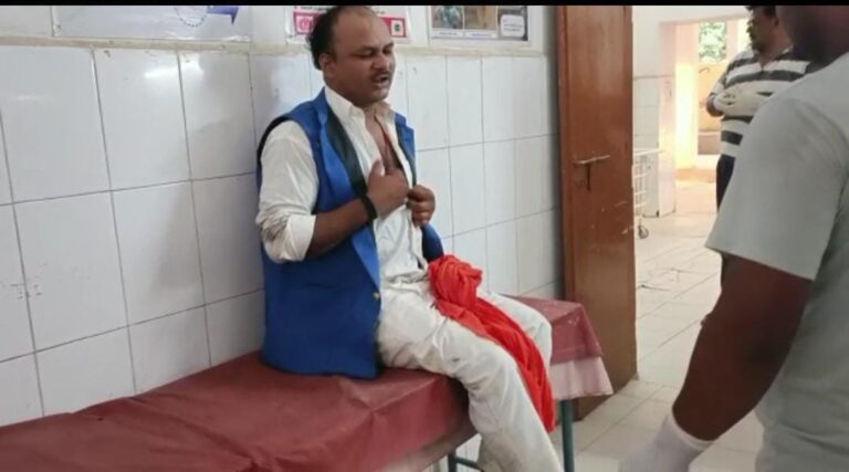 अनियंत्रित होकर बाइक से गिरे दो घायल।