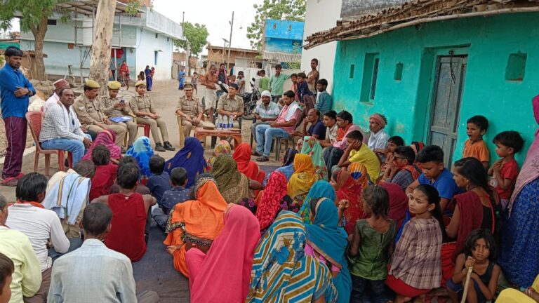 जन चौपाल लगाकर ग्राम धनौरा में पुलिस ने किया जनजागरूक।