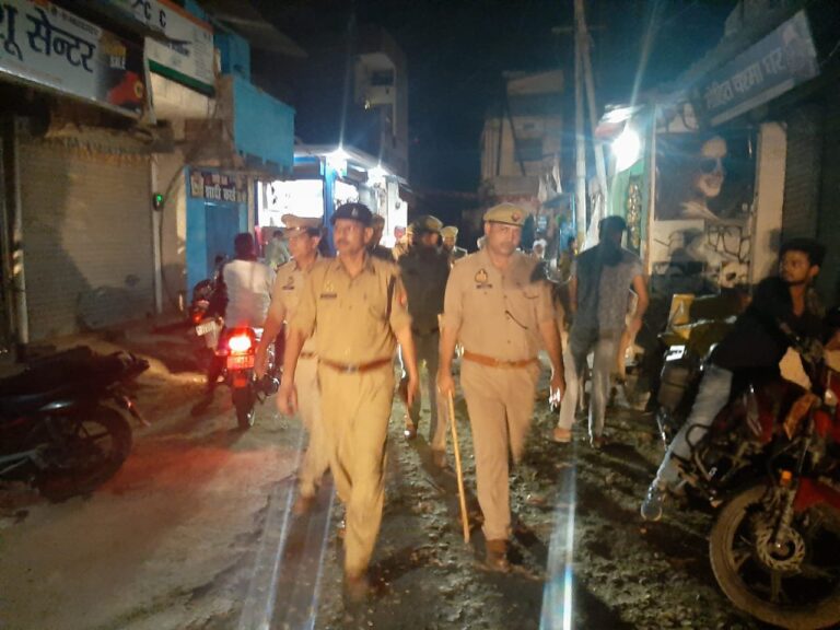 पुलिस क्षेत्राधिकारी ने सुरक्षा व्यवस्था के मद्देनजर किया मार्च।
