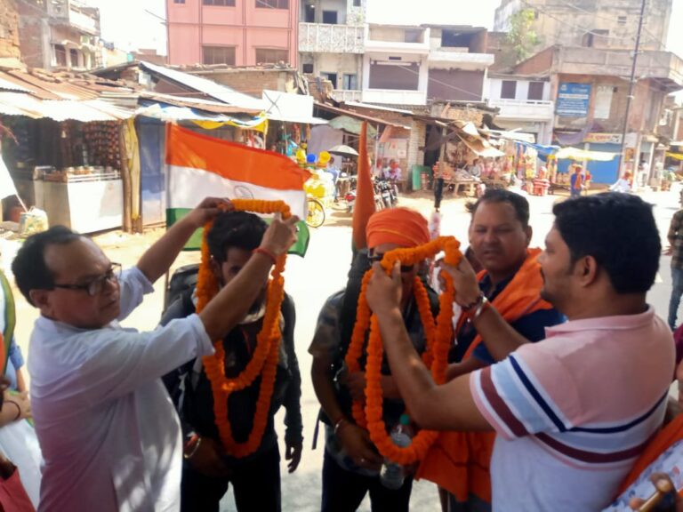 जज्बा- पर्यावरण संरक्षण को लेकर भारत पैदल यात्रा पर निकले रायपुर छत्तीसगढ़ टीम का दुद्धी में हुआ जोरदार स्वागत।