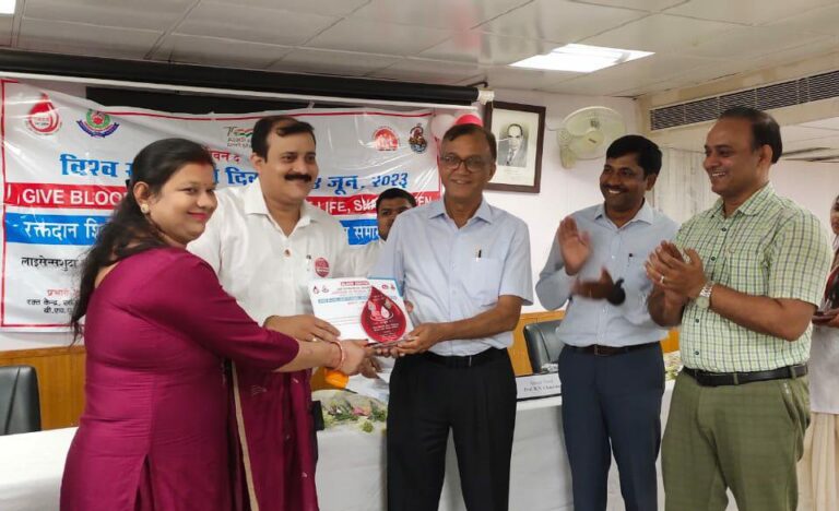 वाराणसी B.H.U. के चिकित्सा विज्ञान संस्थान के कार्यकारी निदेशक ने किया प्रयास फाउंडेशन को सम्मानित।