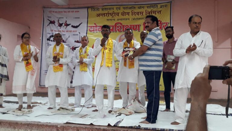 पतंजलि योग समिति ने हिन्डाल्को कल्याण मंडप मे नवम अंतरराष्ट्रीय योग दिवस का किया आयोजन ।