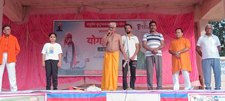 विश्व योग दिवस पर विधायक व नप अध्यक्ष संग नगरवासियों ने किया योग।