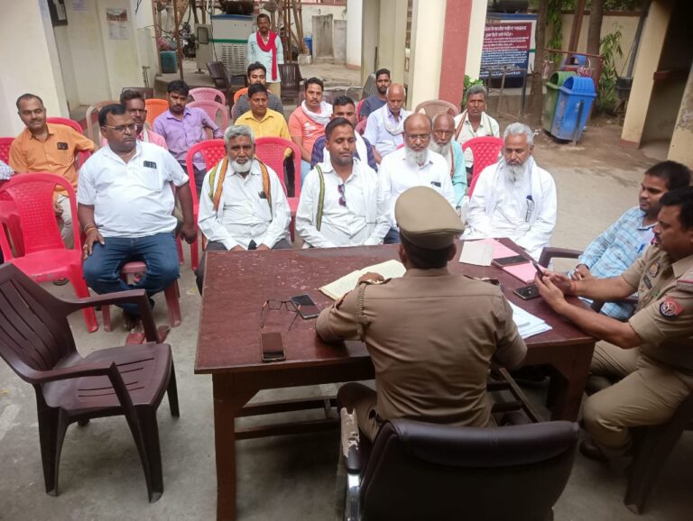 विंढमगंज थाने पर बकरीद को लेकर पीस कमेटी की बैठक।