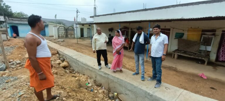 ठेकदार की मनमानी से निवासियों में रोष, नगर पंचायत अध्यक्ष