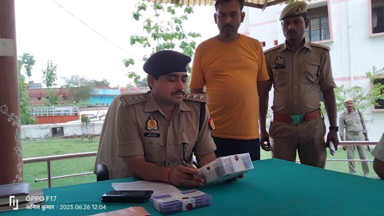 सोनभद्र : खनन के मुकदमे से सम्बन्धित अन्तर्जनपदीय अभियुक्त गिरफ्तार व 1 लाख 88 हजार रूपये समेत प्रयुक्त मोबाइल फोन बरामद।