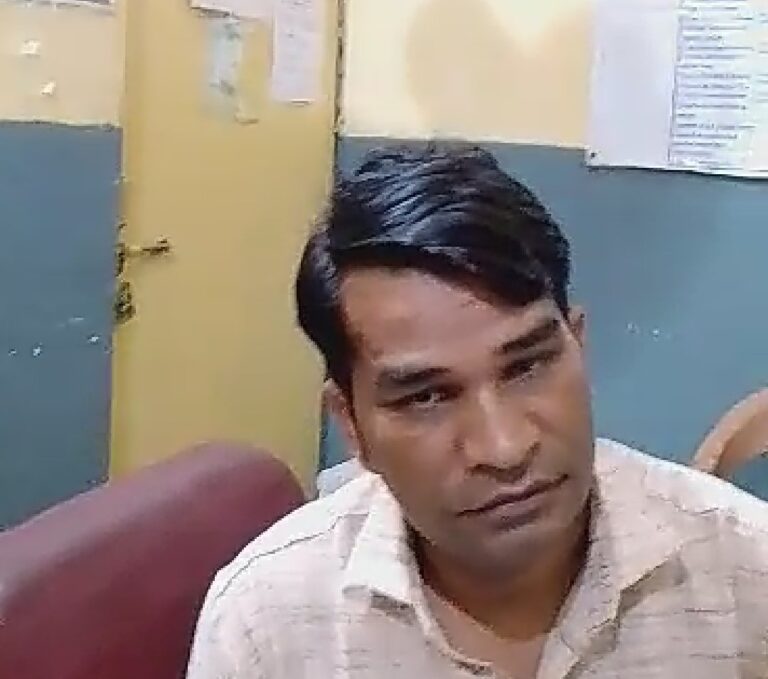 दुद्धी सी एच सी 102 एंबुलेंस के एम टी को मरीजों से पैसा लेने के आरोप में सी एम ओ के निर्देश पर हटाया।