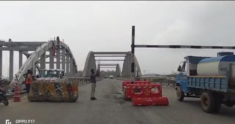 रेलवे ब्रिज पर दोनों साइड हाईगेट लगाया गया अज्ञात वाहन ने तोड़ा।