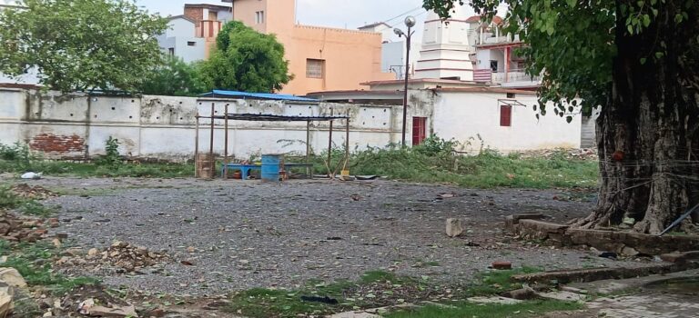 पार्क की भूमि पर कब्जे को लेकर भारी आक्रोश।