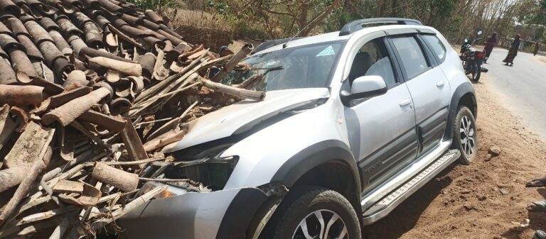 आर्यावर्त बैंक शाखा प्रबंधक की अनियंत्रित कार घर में घुसी, बाल बाल बचे।