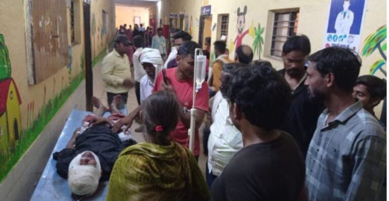 नेरुईयादामर पिपरखाड़ कोन कें पास जंगल में टेंपो एवं बाइक की टक्कर में दो व्यक्ति घायल एक की मौत।