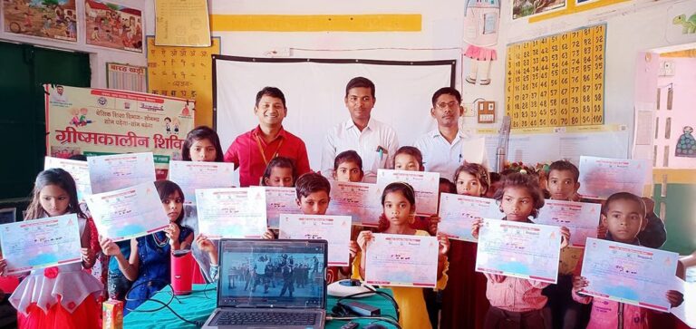 खंड शिक्षा अधिकारी ने ग्रीष्म कालीन शिविर के समापन पर छात्रों को प्रमाण पत्र वितरित किया।